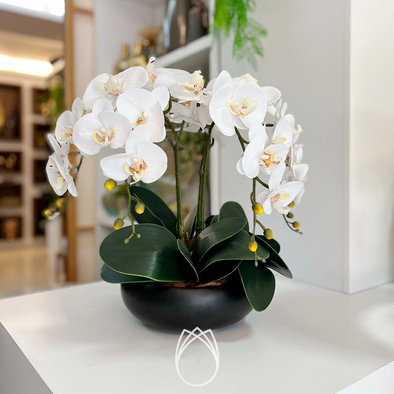Arranjo Orquídeas Brancas 4 hastes em Vaso Cerâmica Preto Fosco 2 ::  Primavera Design