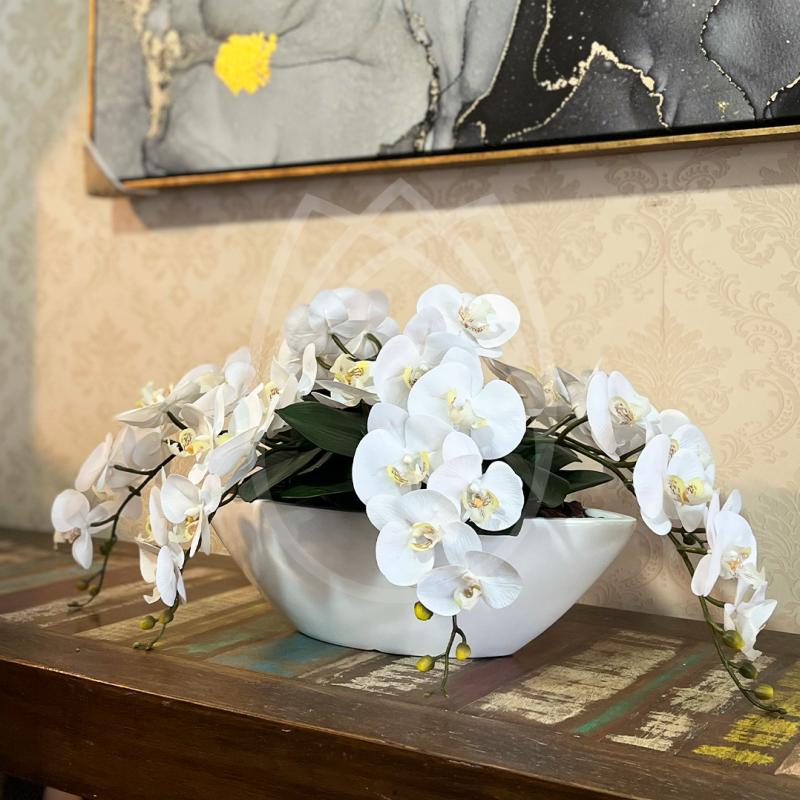 Arranjo de Orquídeas c/ 6 Hastes em Vaso de Cerâmica Branco :: Primavera  Design